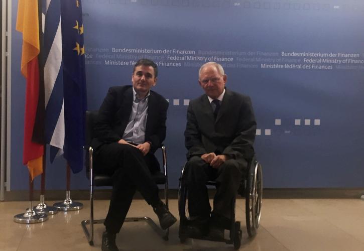 Σόιμπλε: Εξαιρετικός ο Τσακαλώτος, κρίμα που ο Τσίπρας δεν τον εμπιστεύεται αρκετά