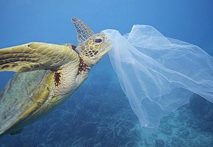 Έρευνα: Τα πλαστικά που ρυπαίνουν τους ωκεανούς μπορεί σχεδόν να τριπλασιαστούν ως το 2040