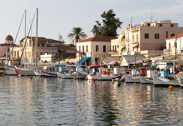 Φωτιά σε ιστιοφόρο ανοιχτά της Αίγινας - Σώοι οι 8 επιβαίνοντες