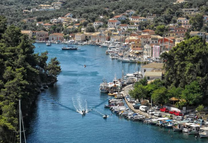 Βυθίστηκαν δύο τουριστικά σκάφη μετά από πυρκαγιά στους Παξούς