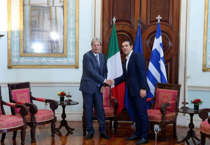 Σε εξέλιξη η συνάντηση Τσίπρα και Τζεντιλόνι
