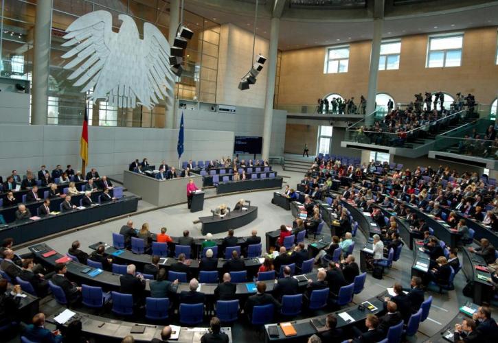 Γερμανία: Η πρόεδρος της Bundestag απέβαλε βουλεύτρια που φορούσε μπλούζα με τη λέξη Παλαιστίνη
