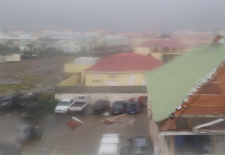 Ο «δυνητικά καταστροφικός» τυφώνας Ότις φθάνει στο έδαφος στο Ακαπούλκο του Μεξικού