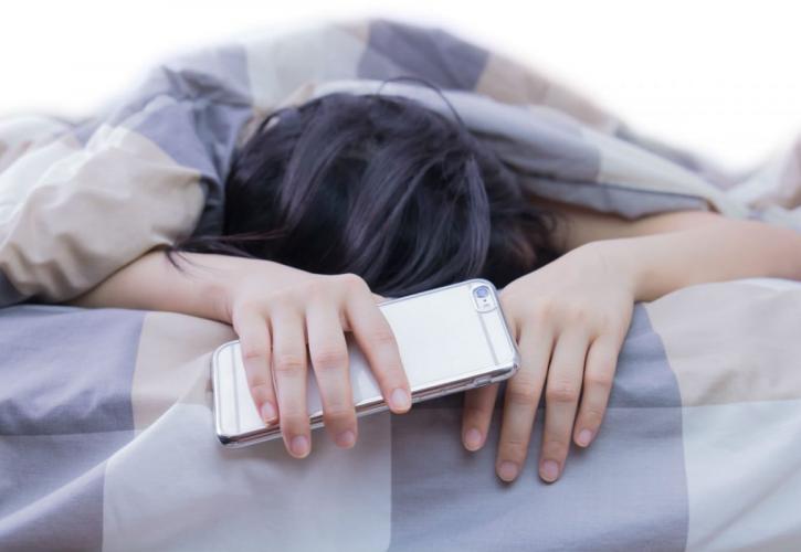 Ο χρόνιος κακός ύπνος συνδέεται με μεγαλύτερη πιθανότητα σοβαρής Covid-19
