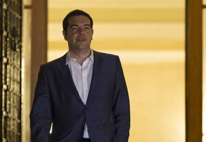Περιμένοντας τον Μακρόν: Περιοδείες, κορδέλες και θετικές ειδήσεις