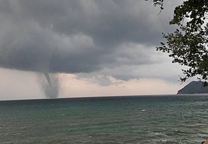 Τεράστιος υδροστρόβιλος στη Ζάκυνθο (vid)