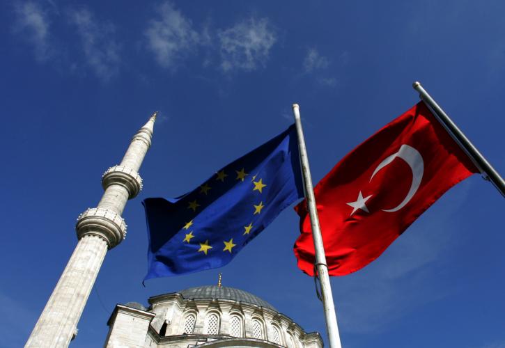 ΕΕ: Η Τουρκία υπό παρακολούθηση μετά την αυταρχική παρέκκλιση