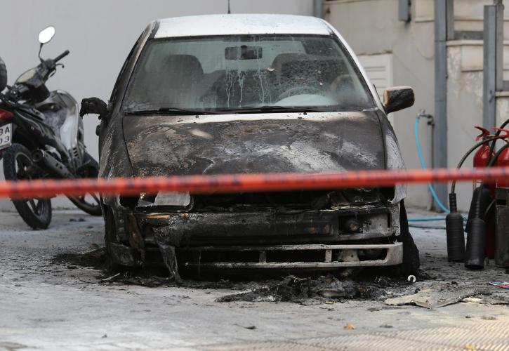 Επίθεση με μολότοφ στο Αστυνομικό Τμήμα Πεύκης (pics)
