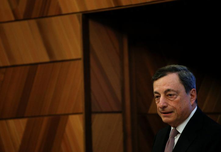 Bloomberg: Μείωση του QE «στο μισό» εξετάζει η ΕΚΤ