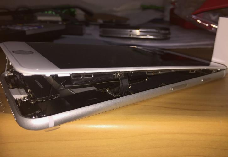 Προβλήματα για την Apple: Τα iPhone 8 Plus ανοίγουν στα δύο (pics)