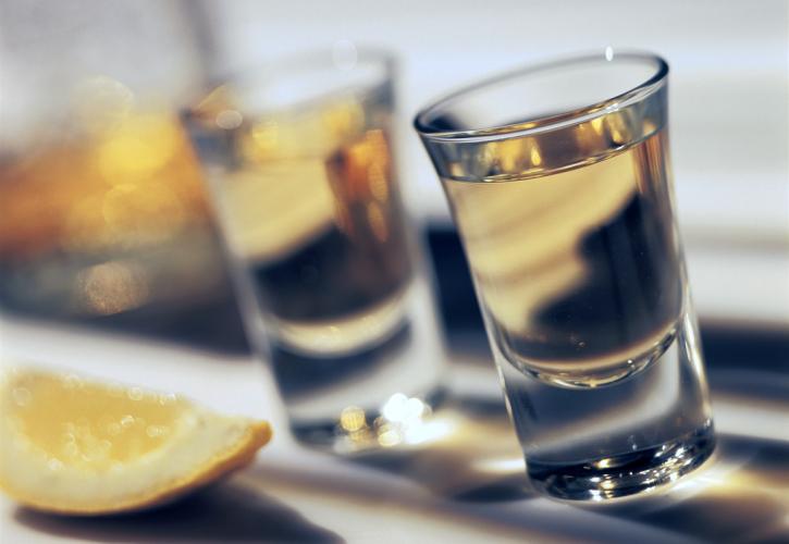 Ένα στα πέντε ποτά στην «υγεία» των λαθρέμπορων πίνουν οι Έλληνες
