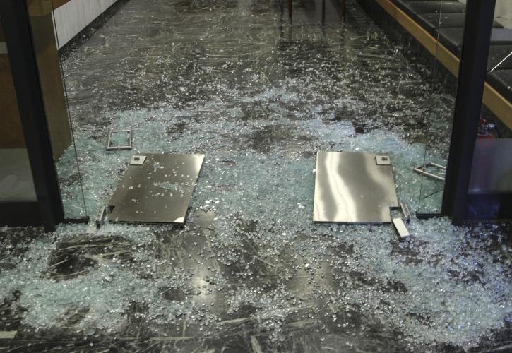 Επίθεση κουκουλοφόρων στο Ελληνο-ιταλικό Επιμελητήριο Θεσσαλονίκης (pics)