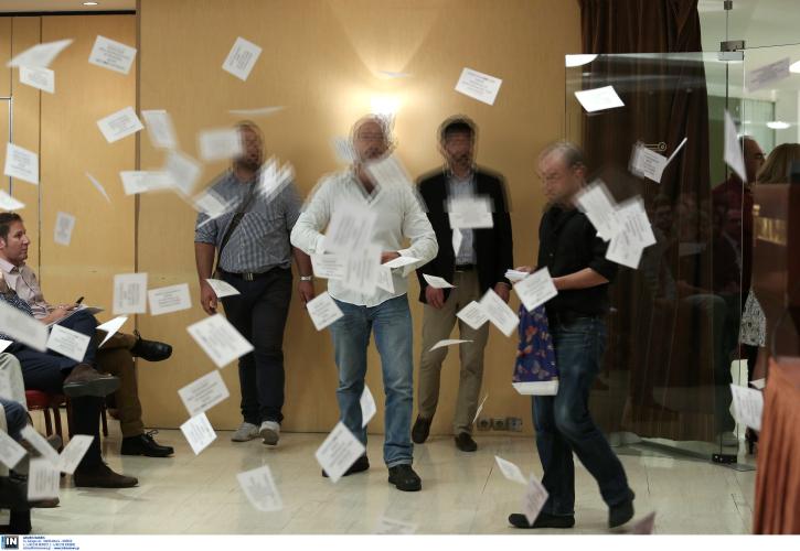 Επίθεση Ρουβίκωνα με μπογιές στη Siemens