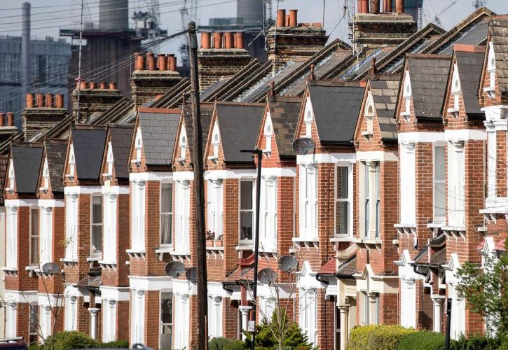 Με ρυθμούς… κρίσης πέφτουν οι τιμές κατοικίας στο Λονδίνο