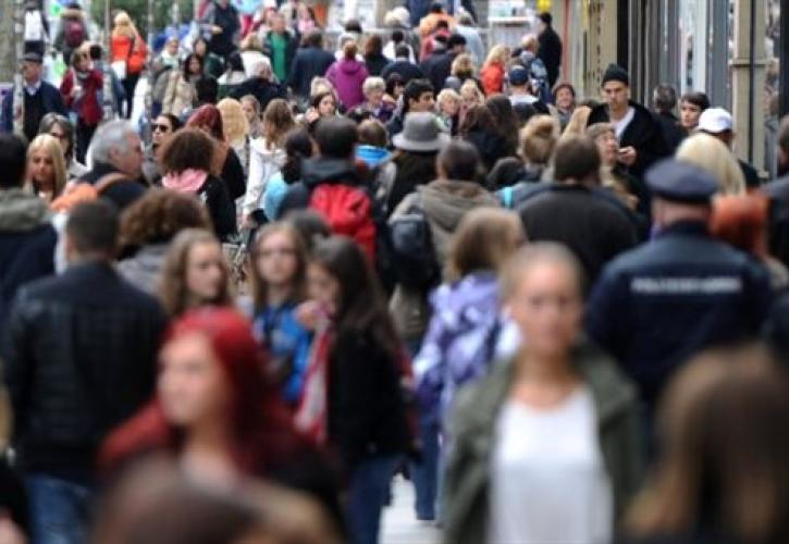 Μειώθηκαν κατά 30.000 οι Έλληνες το 2015