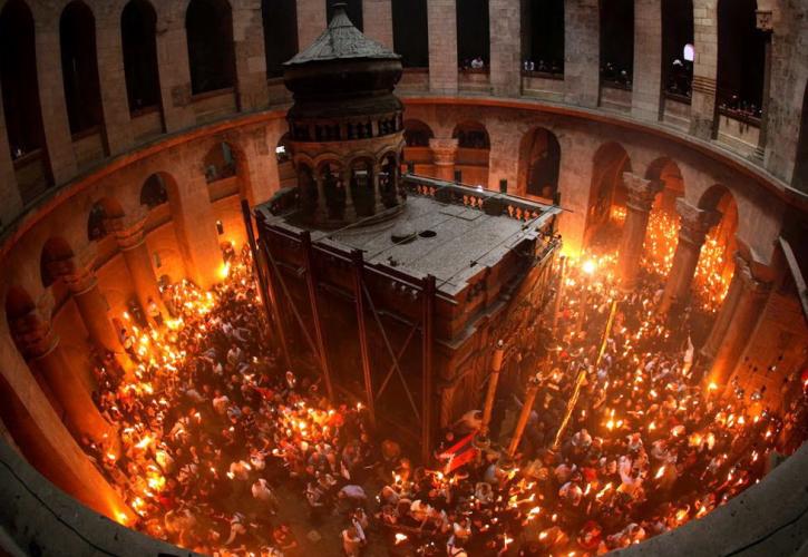 Με λαμπρότητα η τελετή Αφής του Αγίου Φωτός στα Ιεροσόλυμα
