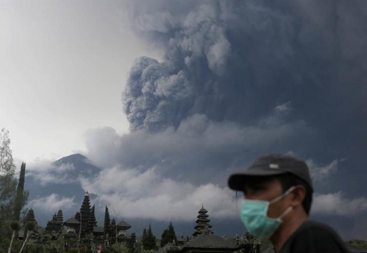 Κλειστό λόγω υφαιστείου το αεροδρόμιο στο Μπαλί (pics)