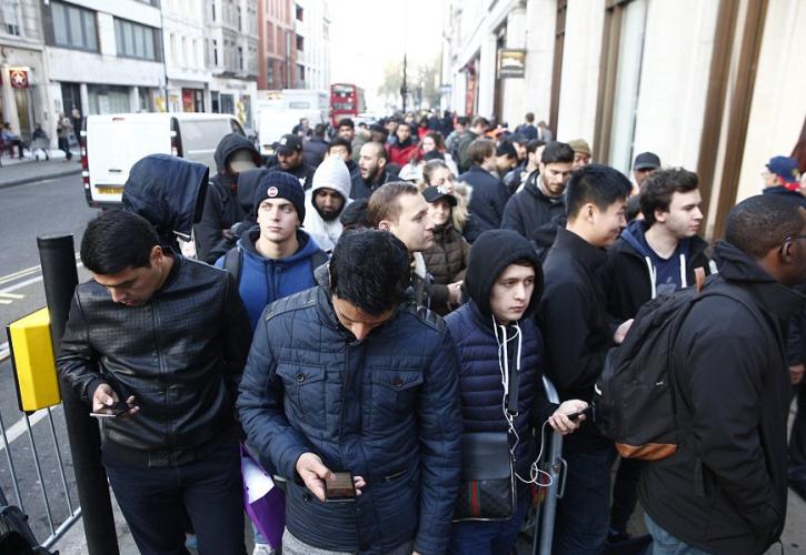 Τεράστιες ουρές για το νέο iPhone X (pics)