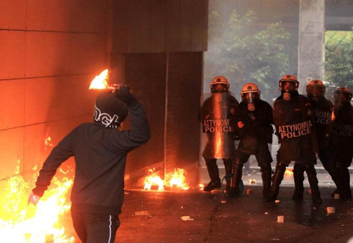 Θεσσαλονίκη:Δύο αστυνομικοί τραυματίστηκαν σε επεισόδια μεταξύ κουκουλοφόρων και αστυνομίας τα ξημερώματα