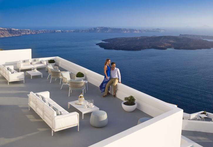 Ως «Best Hotel Bar» βραβεύτηκε το 363 Champagne Lounge του Grace Santorini