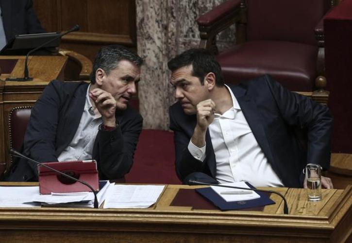 Τηλεδιάσκεψη με θεσμούς για το μέρισμα - Επίθεση Τσακαλώτου για τα Paradise Papers