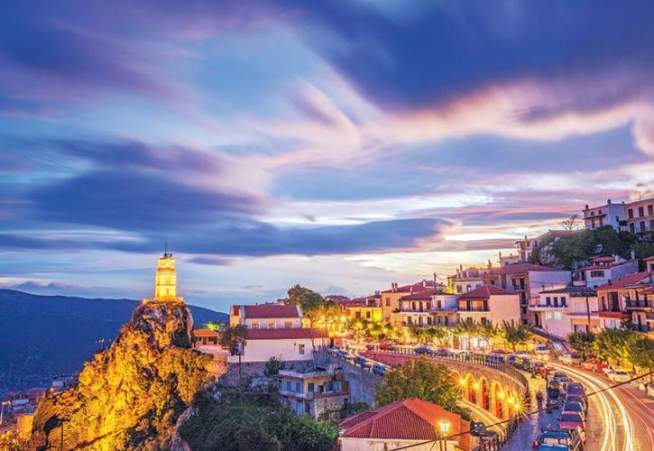 Σε τροχιά ανόδου συνεχίζει ο τουρισμός