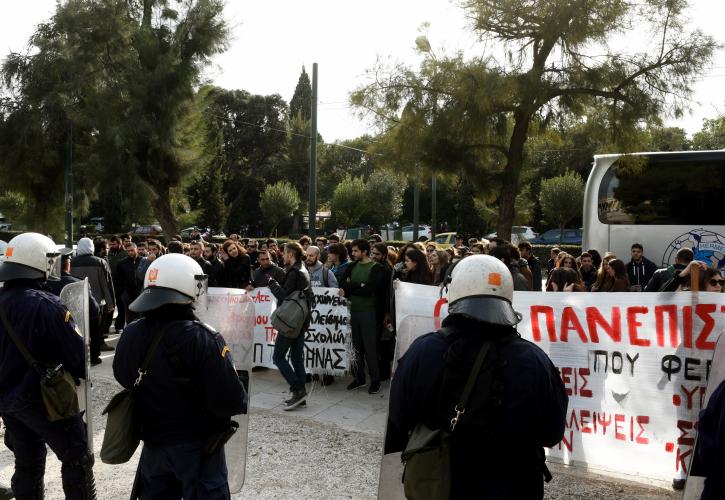Ένταση στο Καβούρι μεταξύ φοιτητών και αστυνομικών δυνάμεων