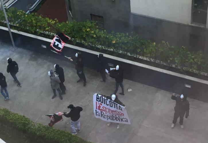 Μέλη της Forza Nuova πέταξαν καπνογόνα στη La Reppublica