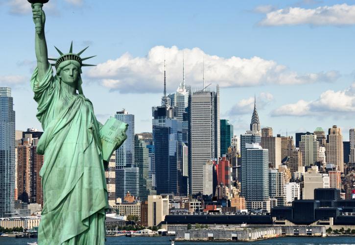 Η Νέα Υόρκη αίρει τους τελευταίους περιορισμούς για τον κορονοϊό