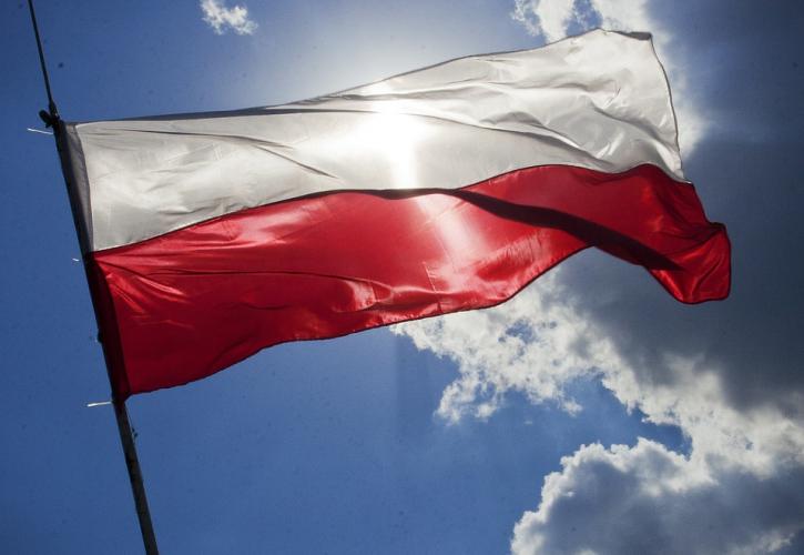 Πολωνία: Υποχρεωτικός θα καταστεί ο εμβολιασμός για ορισμένες κατηγορίες εργαζομένων