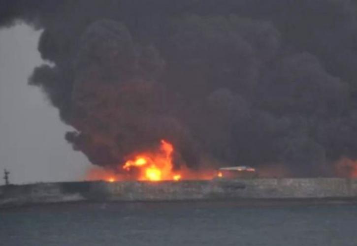 Καναδάς: Μεγάλη πυρκαγιά σε πλοίο κοντέινερ γεμάτο με χημικά