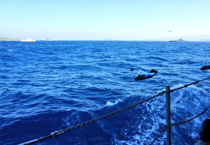 Στεφάνι Καμμένου στα Ίμια με τουρκική παρενόχληση