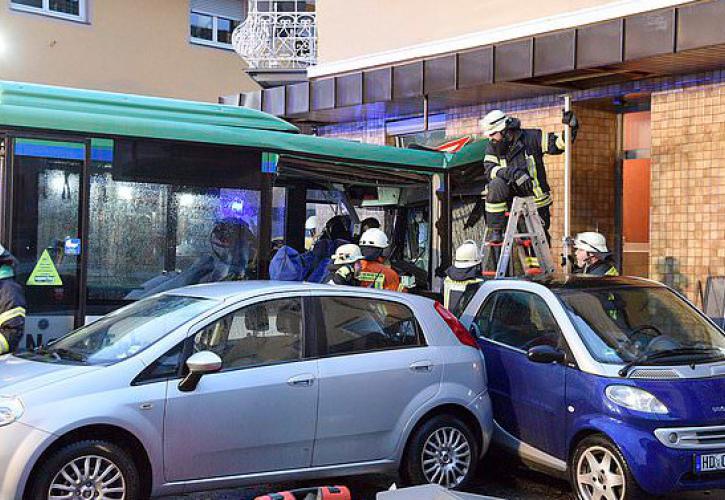 Γερμανία: Σχολικό λεωφορείο προσέκρουσε σε κτήριο (pics)