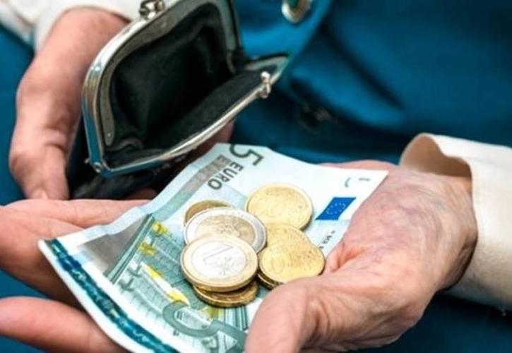 WSJ: Οι συντάξεις των παππούδων στηρίζουν τους Έλληνες