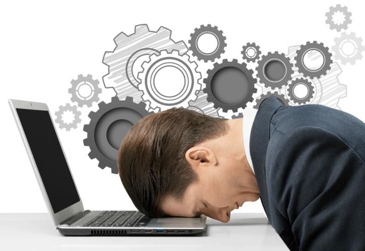 Η επέλαση της Τεχνητής Νοημοσύνης αυξάνει το άγχος των εργαζομένων - Ένας στους δύο φοβάται ότι μπορεί να αντικατασταθεί