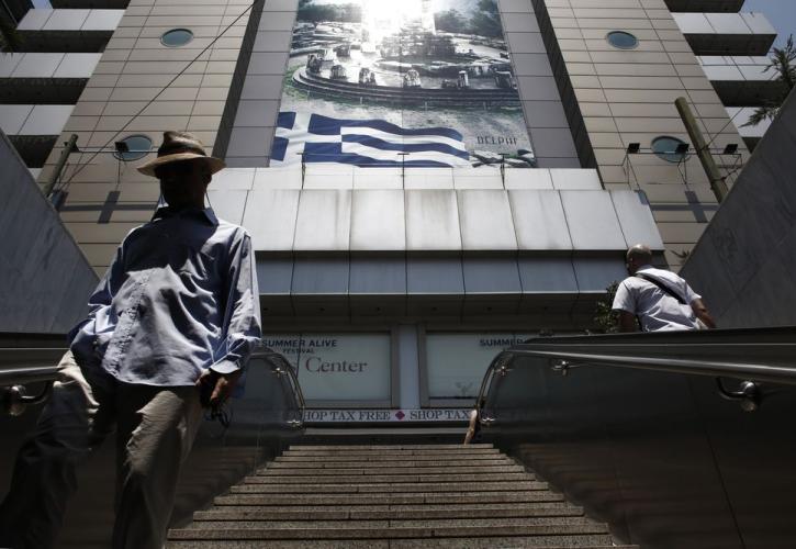 Bloomberg: Nωρίς να βγει η Ελλάδα από την «εντατική» της ΕΕ
