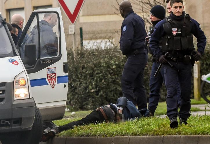 Συγκρούσεις μεταναστών στο Καλαί με 17 τραυματίες