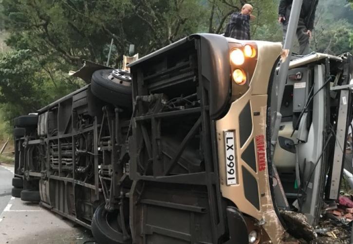 Ιταλία: Ένας νεκρός από πτώση λεωφορείου σε χαράδρα