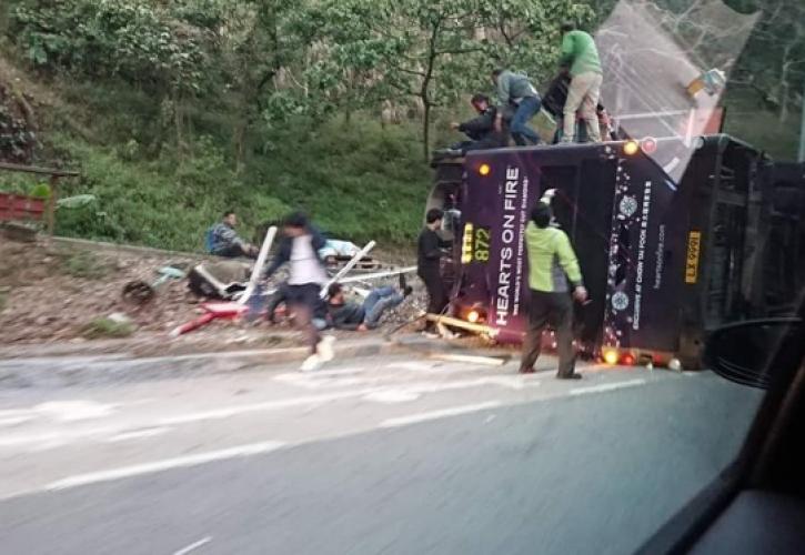 Καμερούν: 16 νεκροί στη μετωπική σύγκρουση μικρού λεωφορείου με φορτηγό