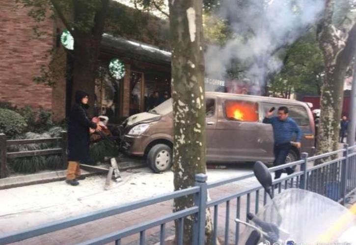 Σαγκάη: Φλεγόμενο φορτηγάκι έπεσε πάνω σε πεζούς (pics & vids)