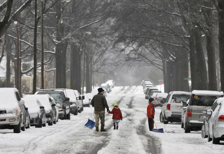 Μια χειμερινή καταιγίδα σαρώνει την αμερικανική πρωτεύουσα