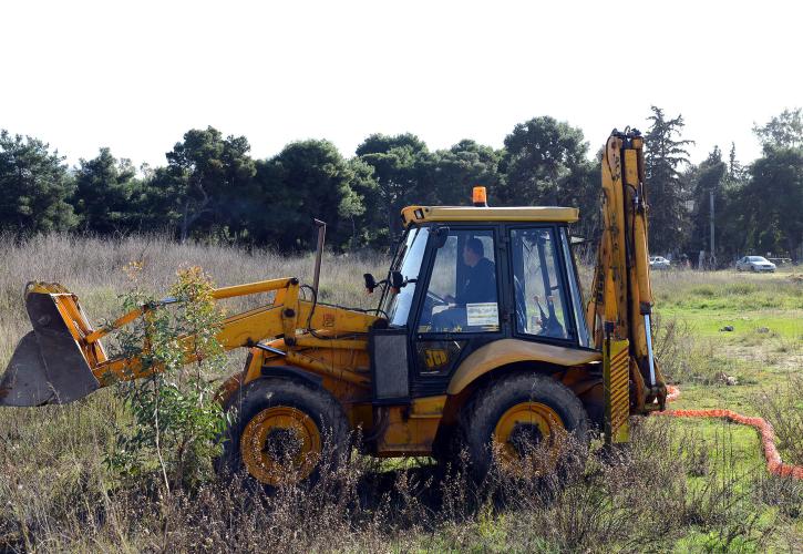 Μπουλντόζες γκρέμισαν αυθαίρετο κατάστημα στην Ψαρρού (vid)