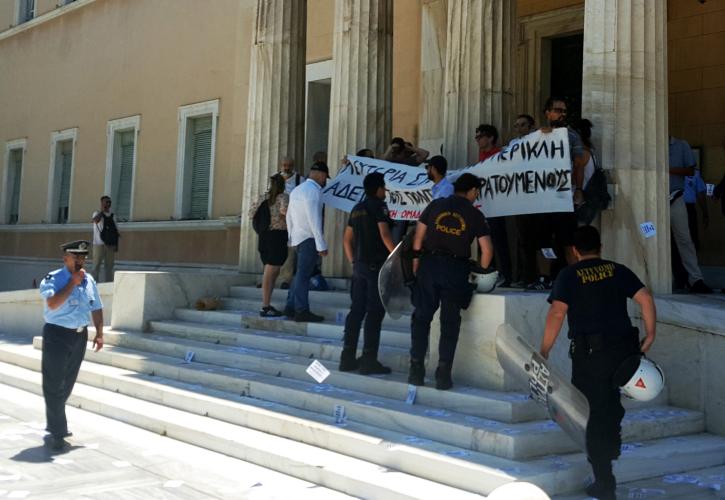 Σε δίκη 12 μέλη του Ρουβίκωνα για 4 πλημμελήματα