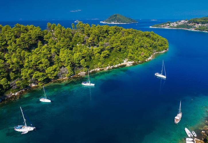 Διακοπές στην «Ελλάδα της κρίσης» προσφέρει η Guardian