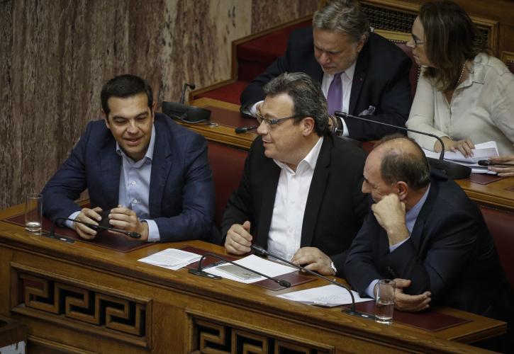 Νόμος η πώληση λιγνιτικών μονάδων με οριακή πλειοψηφία