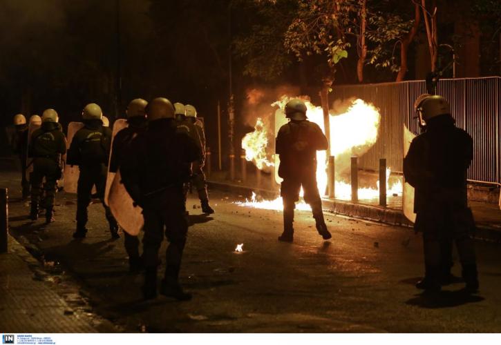 Επιθέσεις με μολότοφ στο Πολυτεχνείο