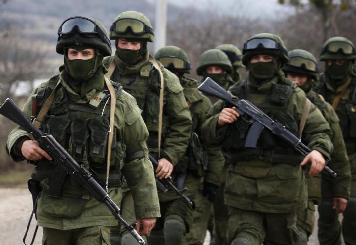 Η Ρωσία στρατολογεί εθελοντές για τον πόλεμο στην Ουκρανία, υποσχόμενη σχεδόν 3.000 ευρώ μηνιαίο μισθό