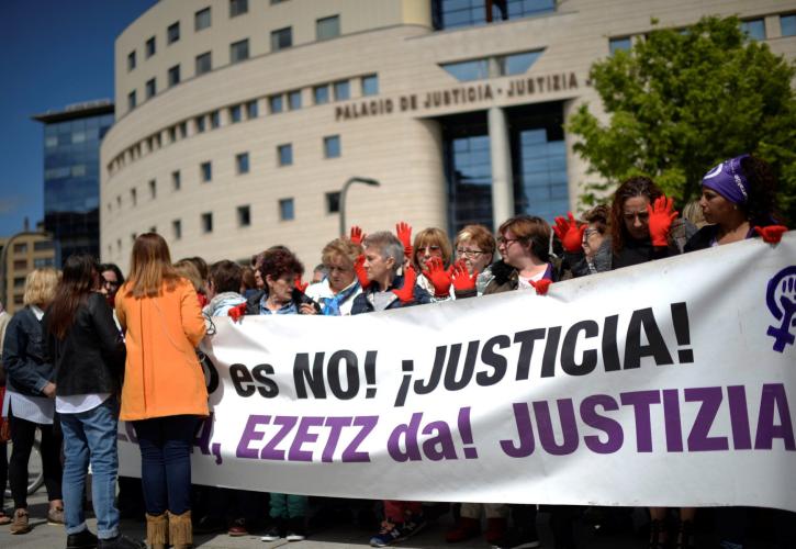 Στους δρόμους οι Ισπανοί μετά την αθώωση της «Αγγέλης των Λύκων»