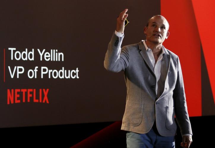 Ο άνθρωπος που πληρώνει κόσμο για να βλέπει Netflix όλη μέρα