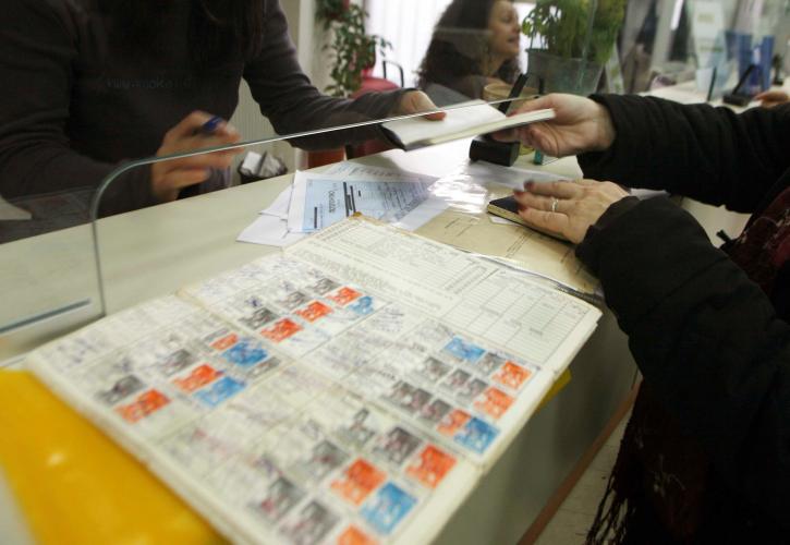 Ένας στους τέσσερις ασφαλισμένους δεν καταβάλλει εισφορές
